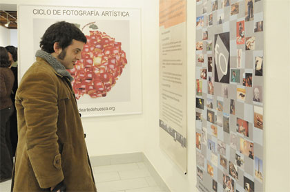 visitante en la exposición de Zaragoza